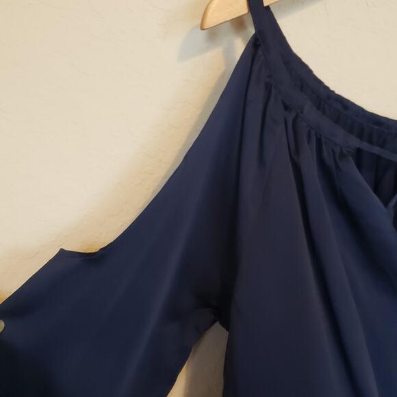 Chaser Revolve Navy Blue Silk Cold Shoulder Top Womens Medium Office Out Neutral - Picture 6 of 8